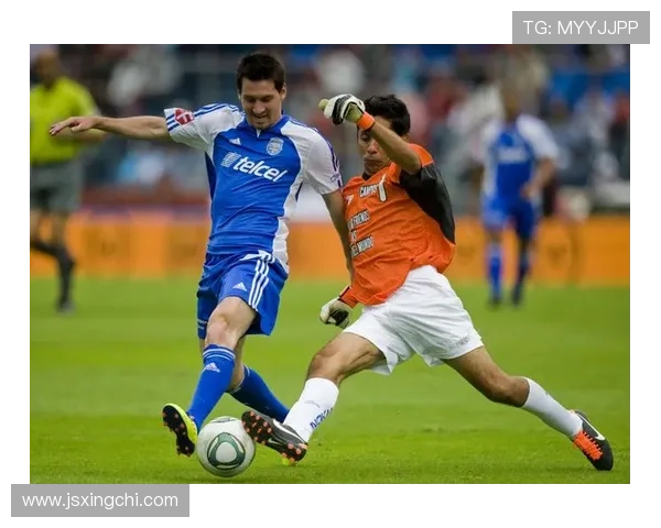 足球明星挑战绕竿技巧视频展现惊人球技与创意表演 足球明星挑战绕竿技巧视频展现惊人球技与创意表演