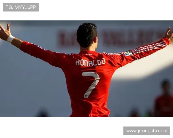 高清足球明星半身图片展示球场上的风采与魅力尽显 高清足球明星半身图片展示球场上的风采与魅力尽显